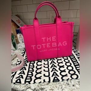 The Tote Bag Marc Jacob’s Size Medium Hot Pink